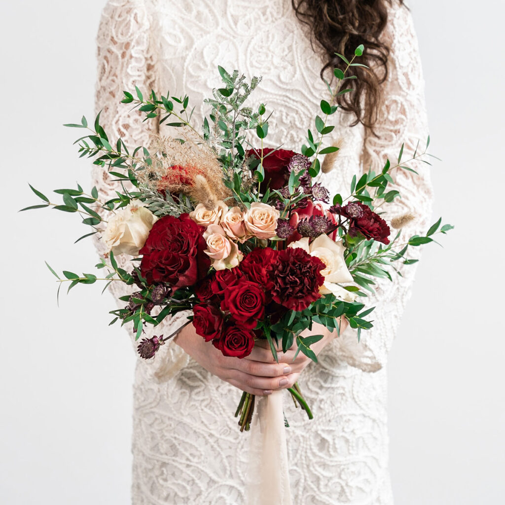 Bouquet de mariée pour mariage en fleurs fraîches bordeaux vue de face