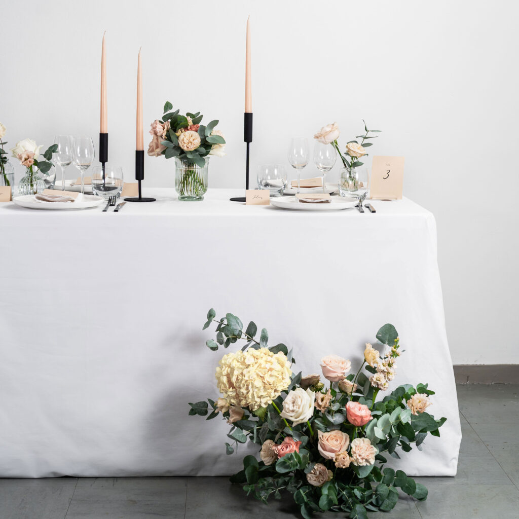 Bouquet, soliflores, petite composition de sol et papeterie de table pour mariage en fleurs fraîches pêche vue de face
